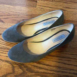 Nisolo Mendez Flats size 7.5 in gray suede